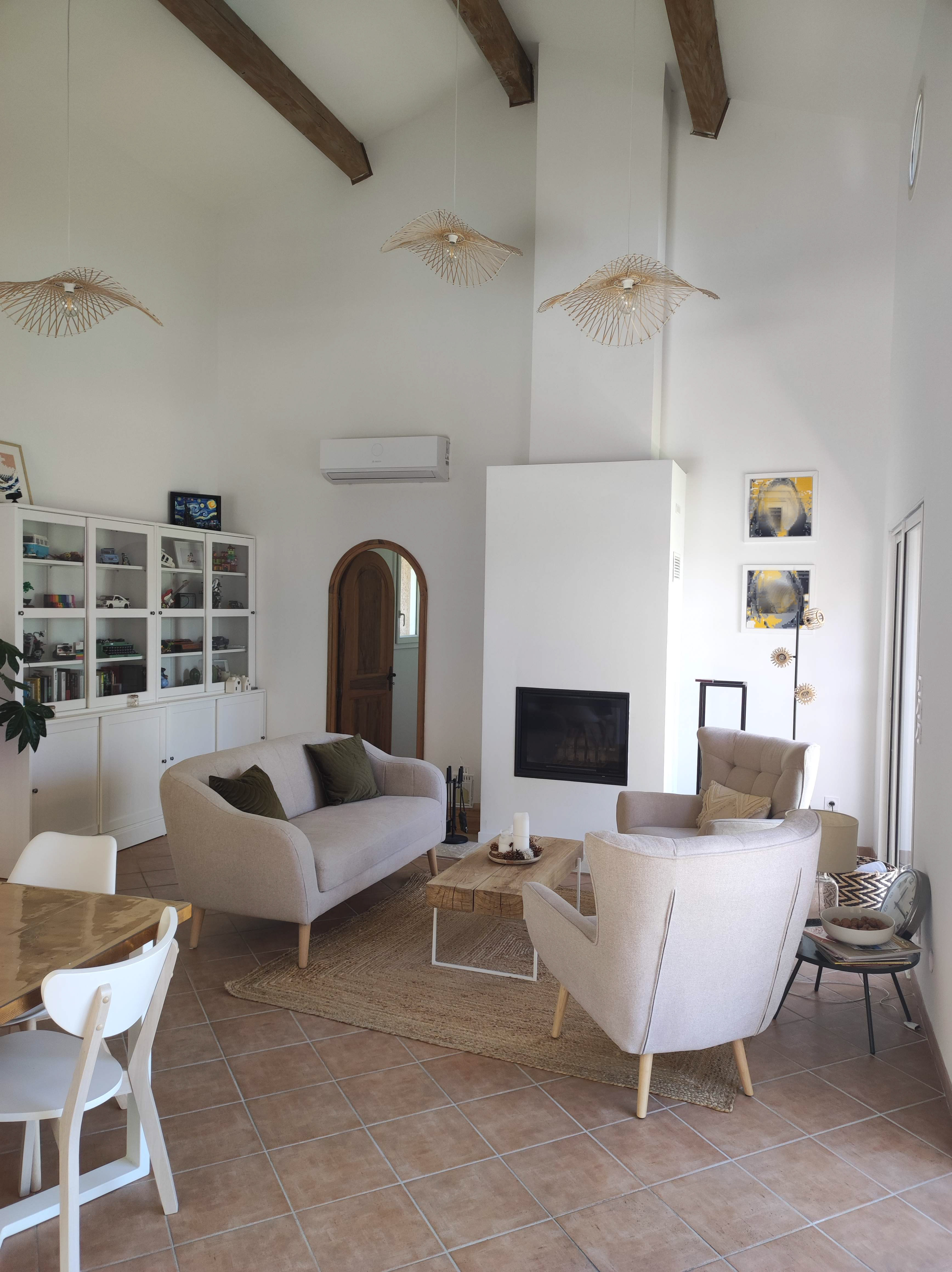 Salon lumineux avec cheminée moderne