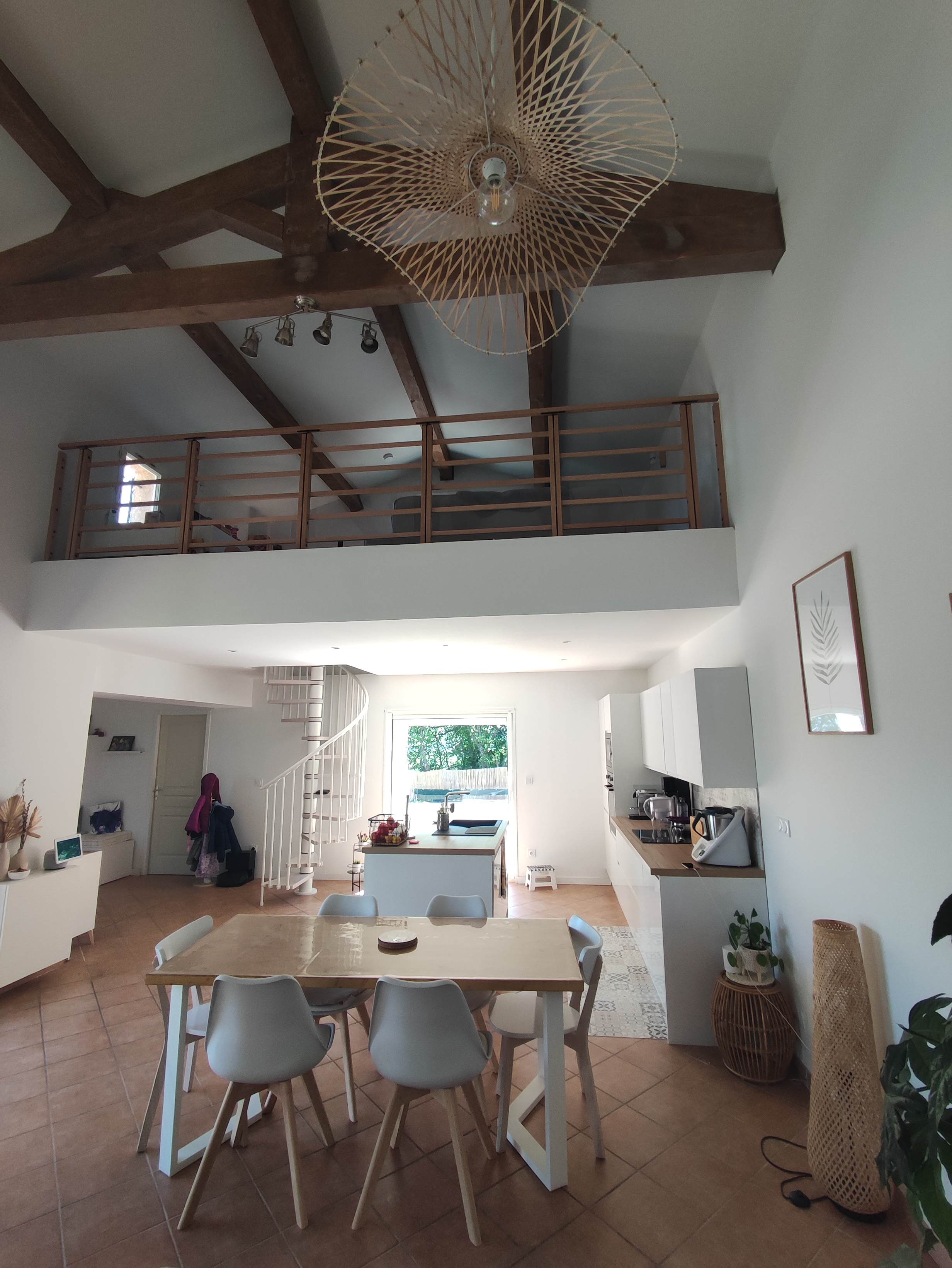 Salle à manger avec mezzanine et poutres
