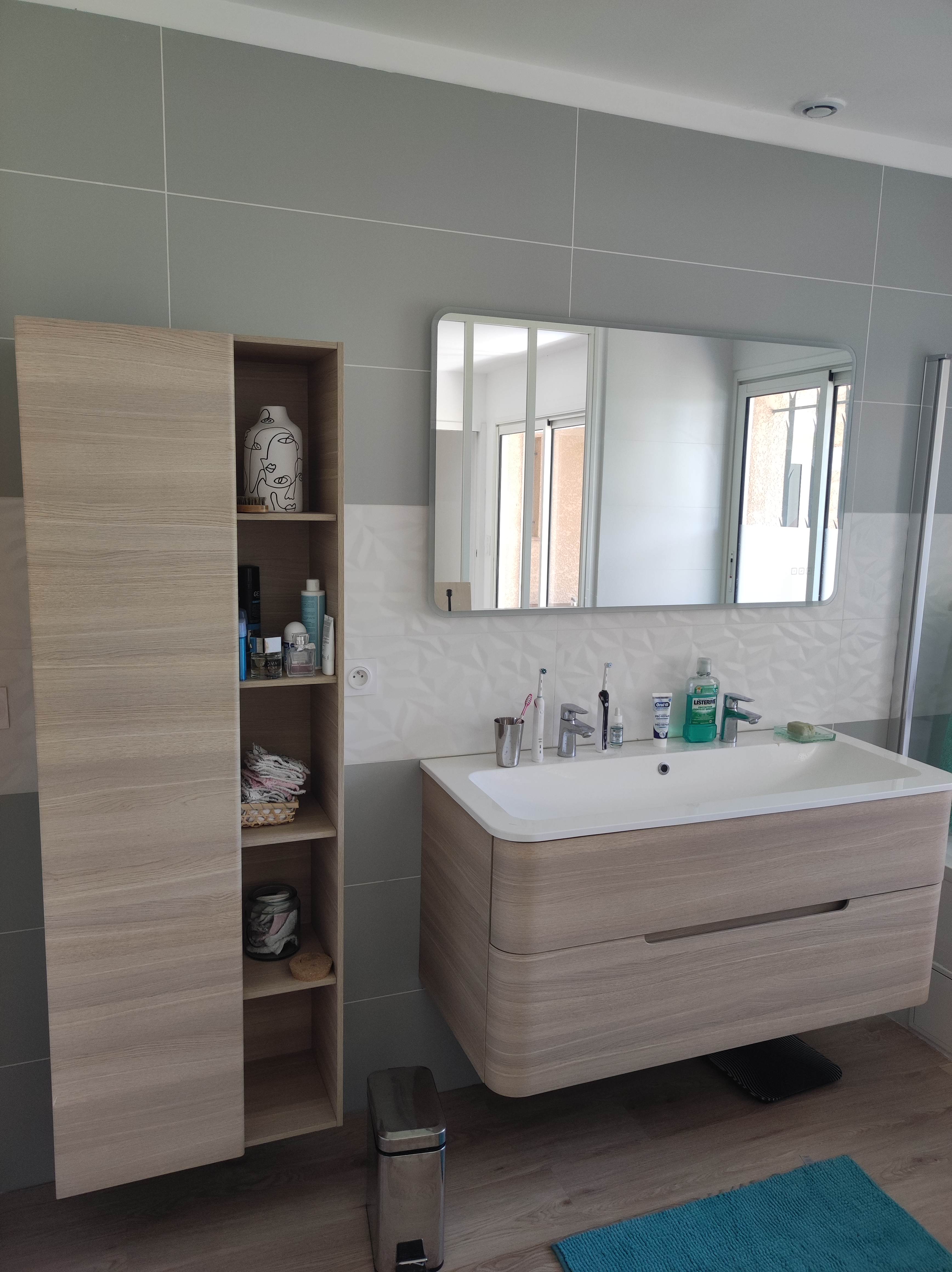 Salle de bain moderne grise