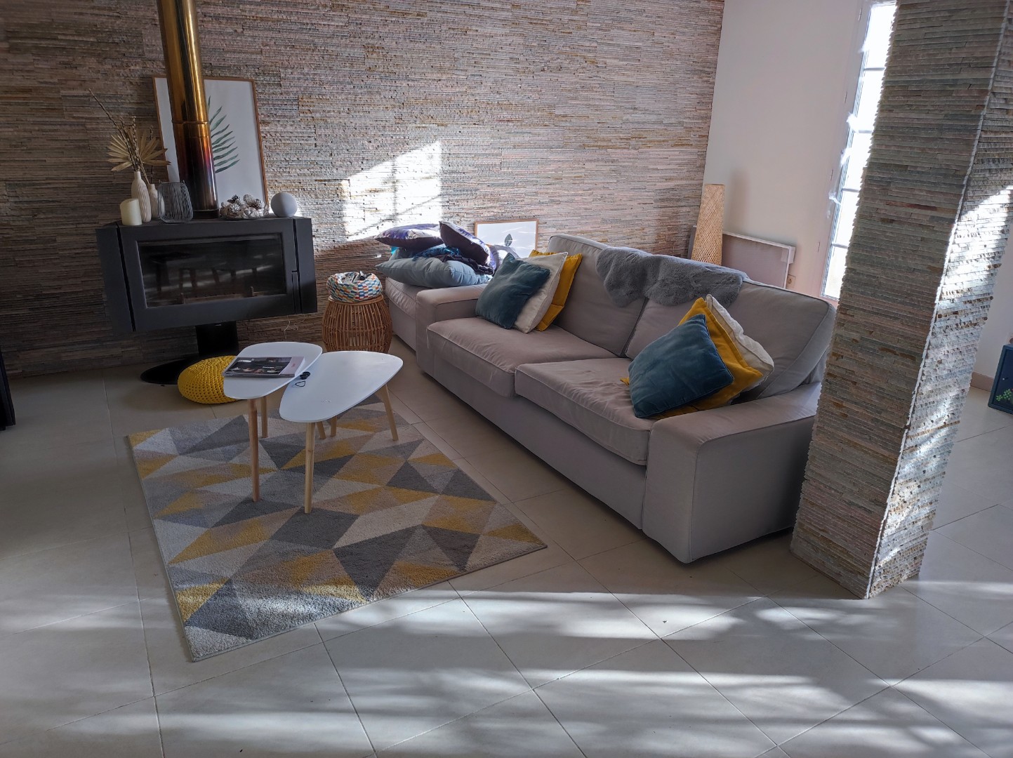 Salon avec mur en parement pierre