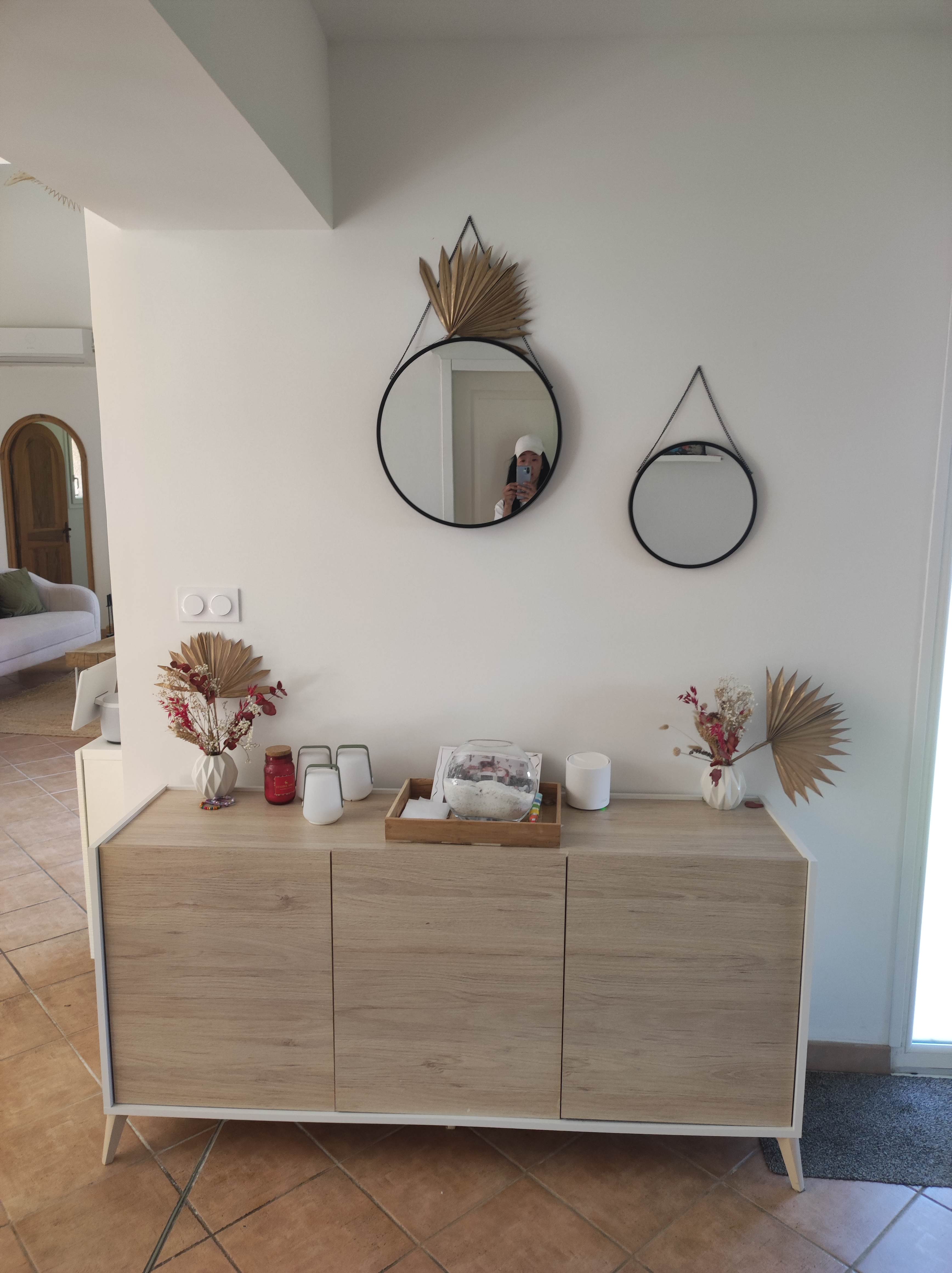 Entrée avec buffet et miroirs décoratifs